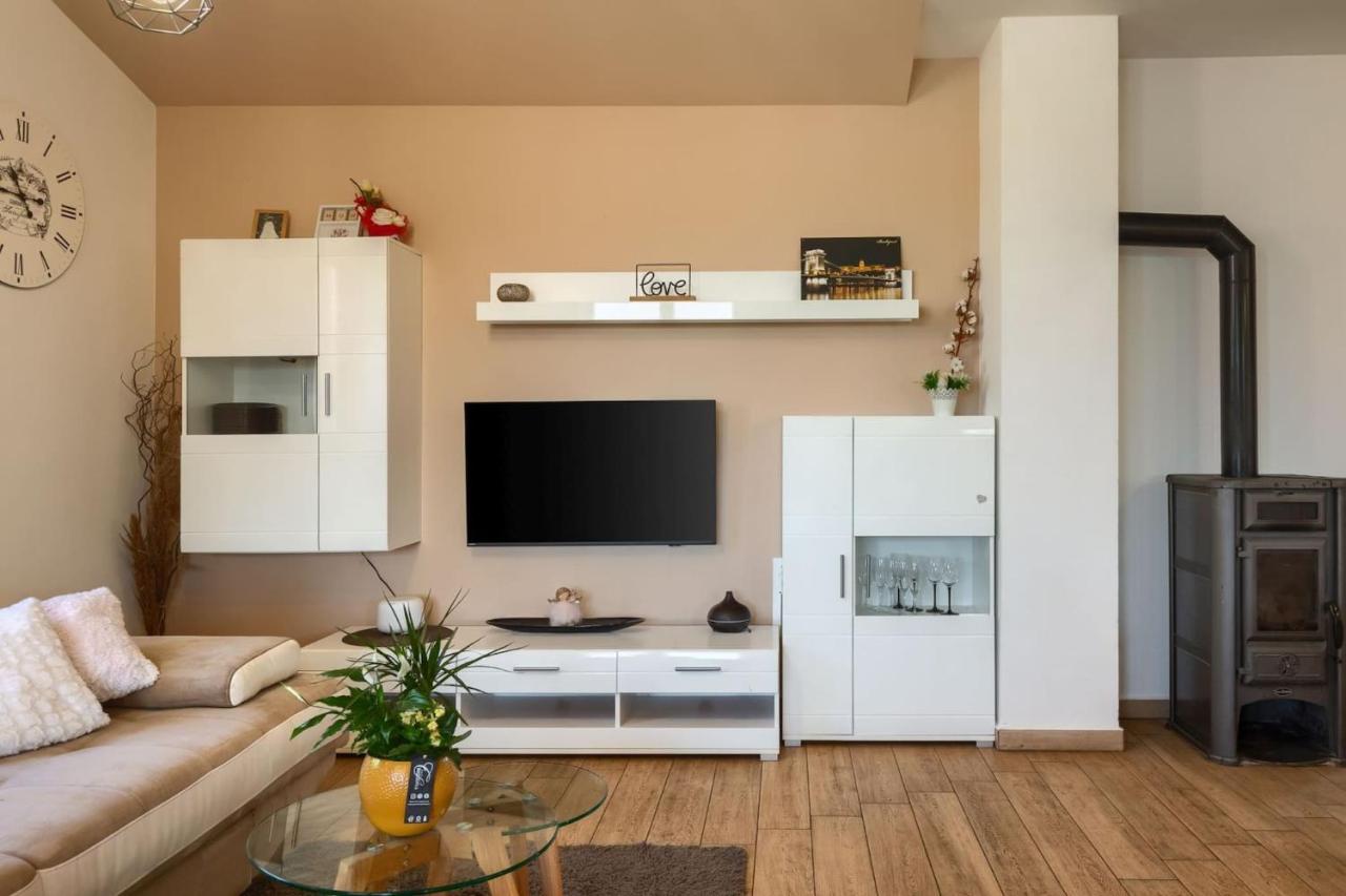 Activity Villa Gita With Pool And Grill In Tinjan Екстериор снимка