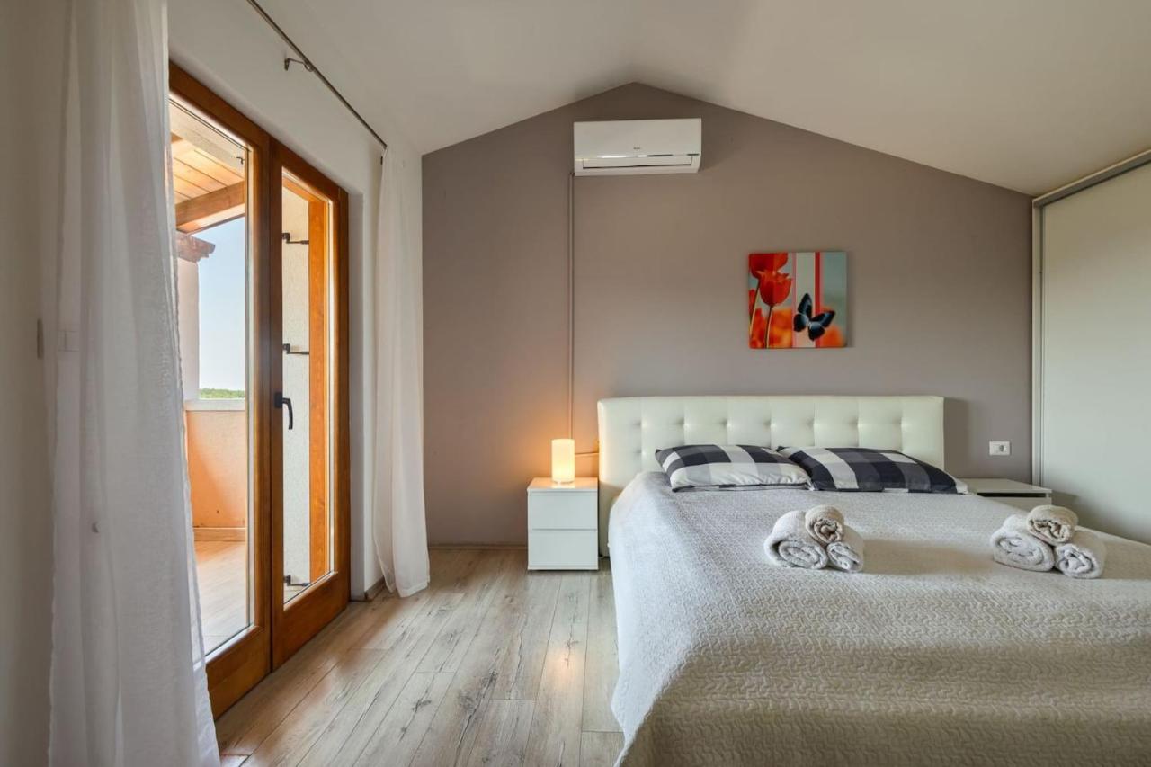 Activity Villa Gita With Pool And Grill In Tinjan Екстериор снимка