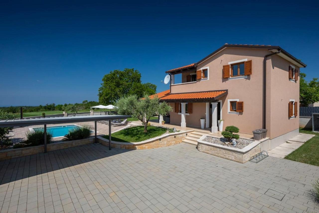 Activity Villa Gita With Pool And Grill In Tinjan Екстериор снимка