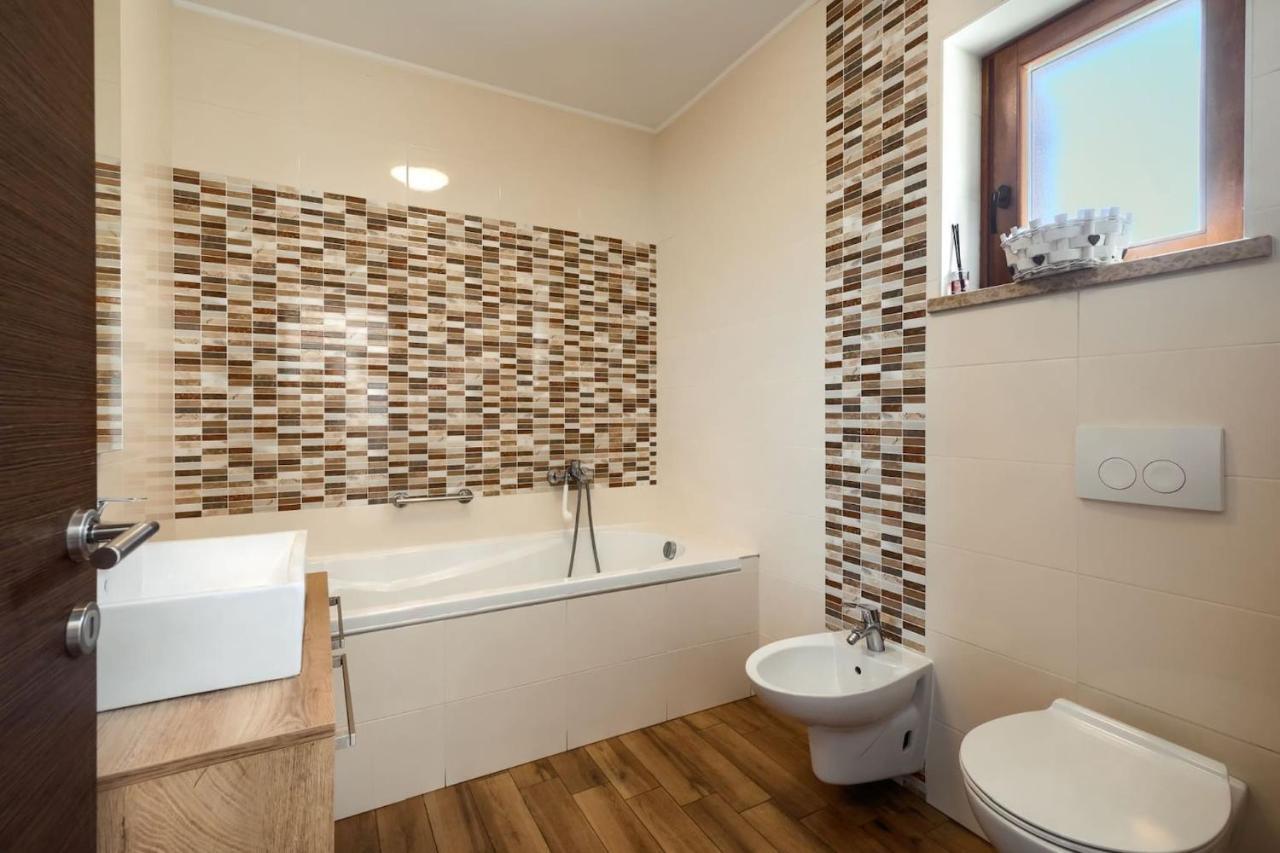 Activity Villa Gita With Pool And Grill In Tinjan Екстериор снимка