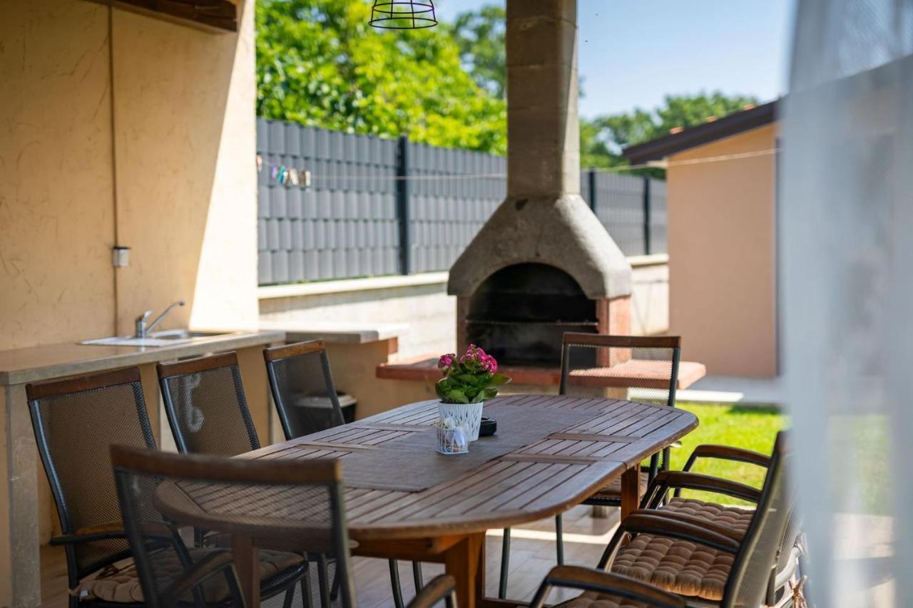 Activity Villa Gita With Pool And Grill In Tinjan Екстериор снимка