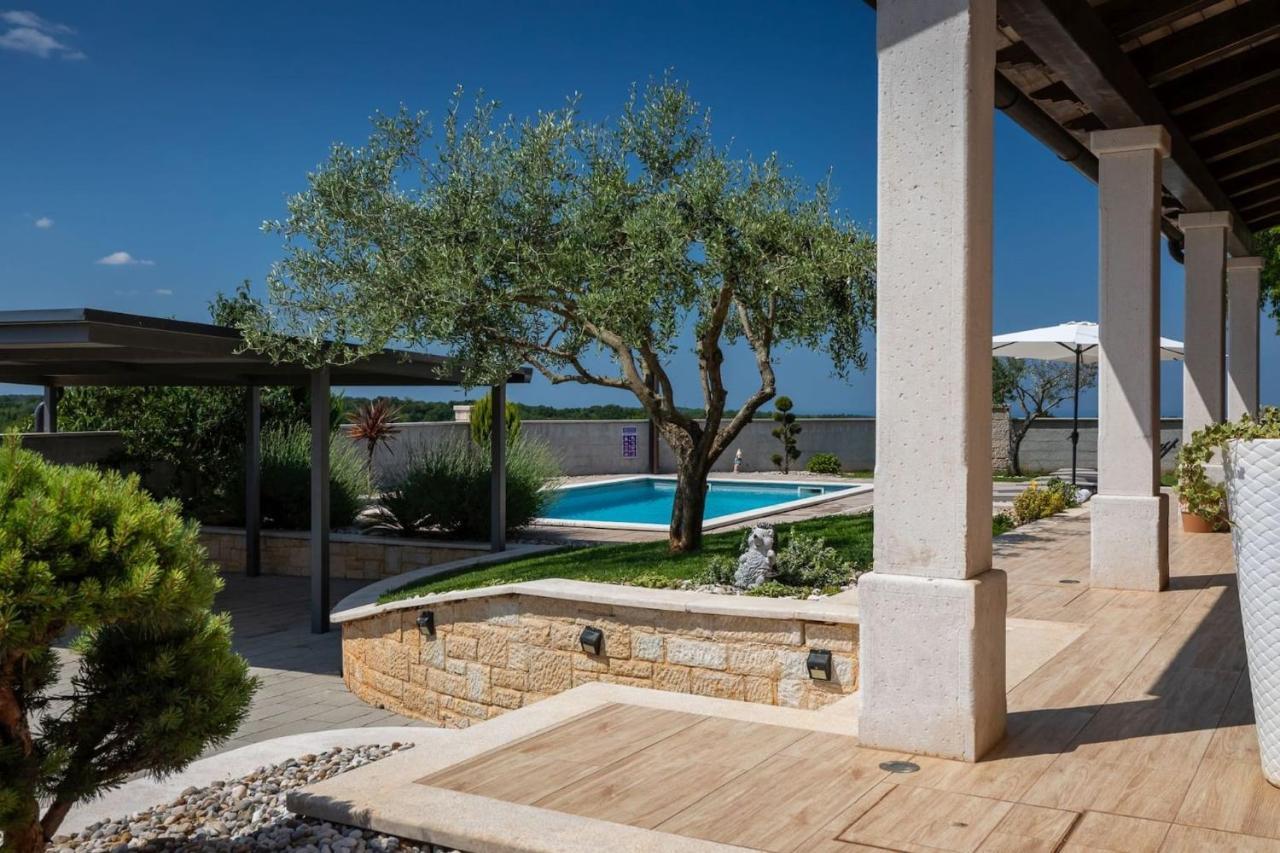 Activity Villa Gita With Pool And Grill In Tinjan Екстериор снимка