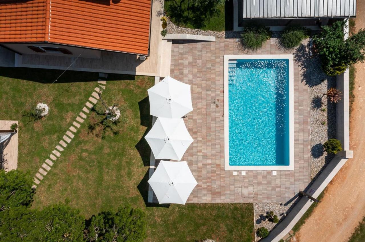 Activity Villa Gita With Pool And Grill In Tinjan Екстериор снимка