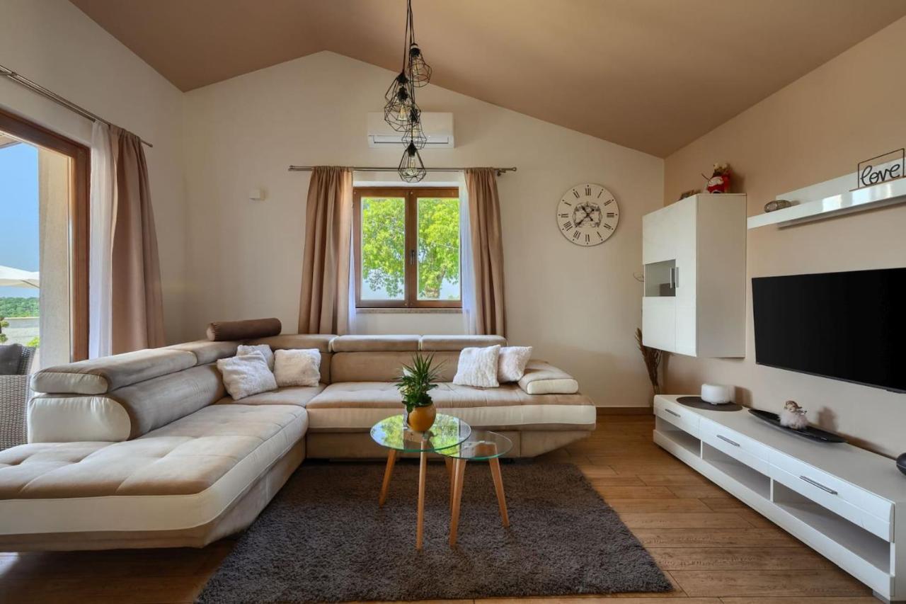 Activity Villa Gita With Pool And Grill In Tinjan Екстериор снимка