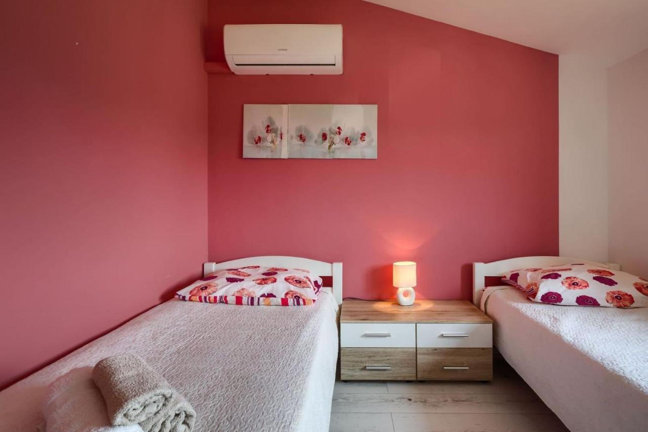 Activity Villa Gita With Pool And Grill In Tinjan Екстериор снимка