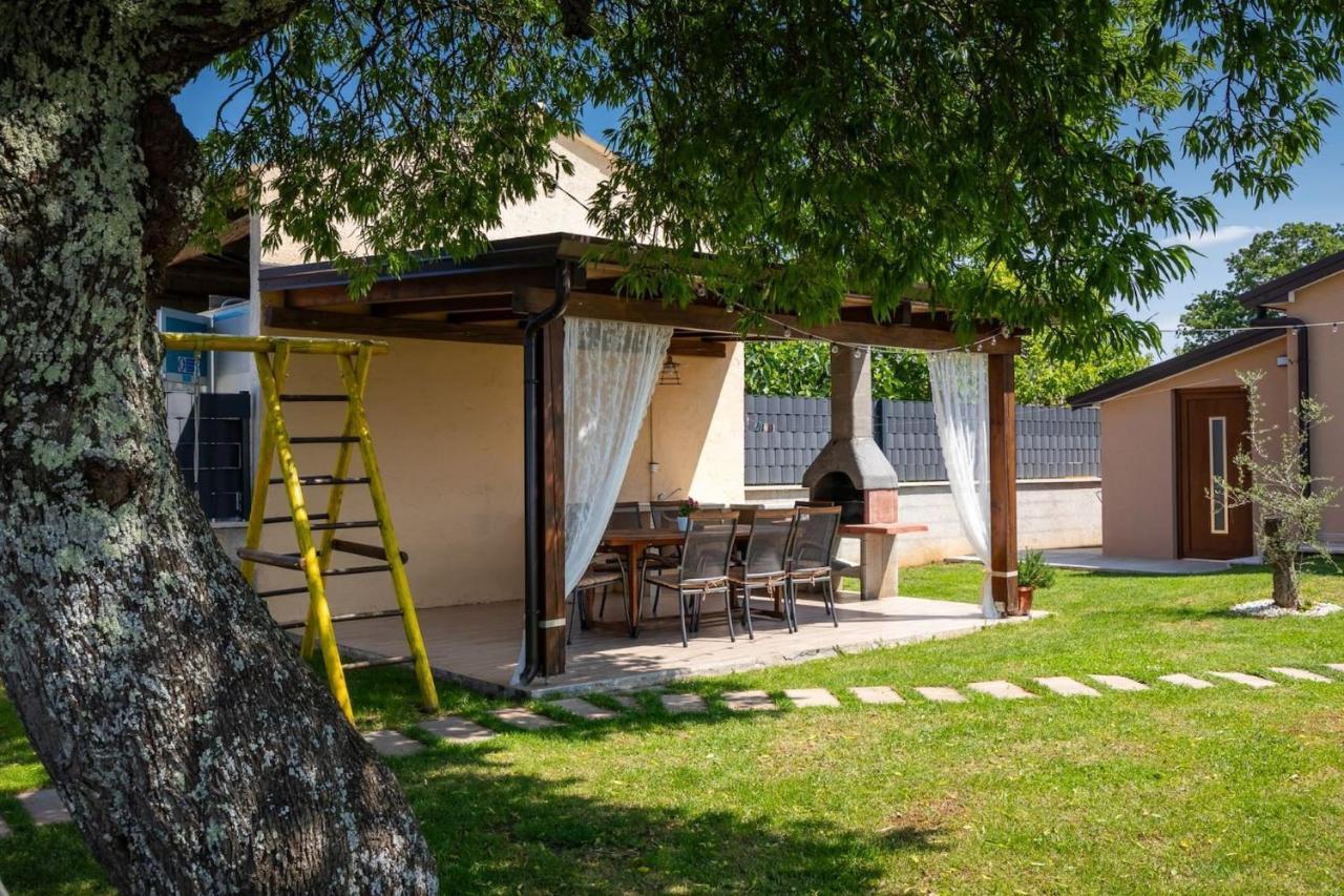 Activity Villa Gita With Pool And Grill In Tinjan Екстериор снимка