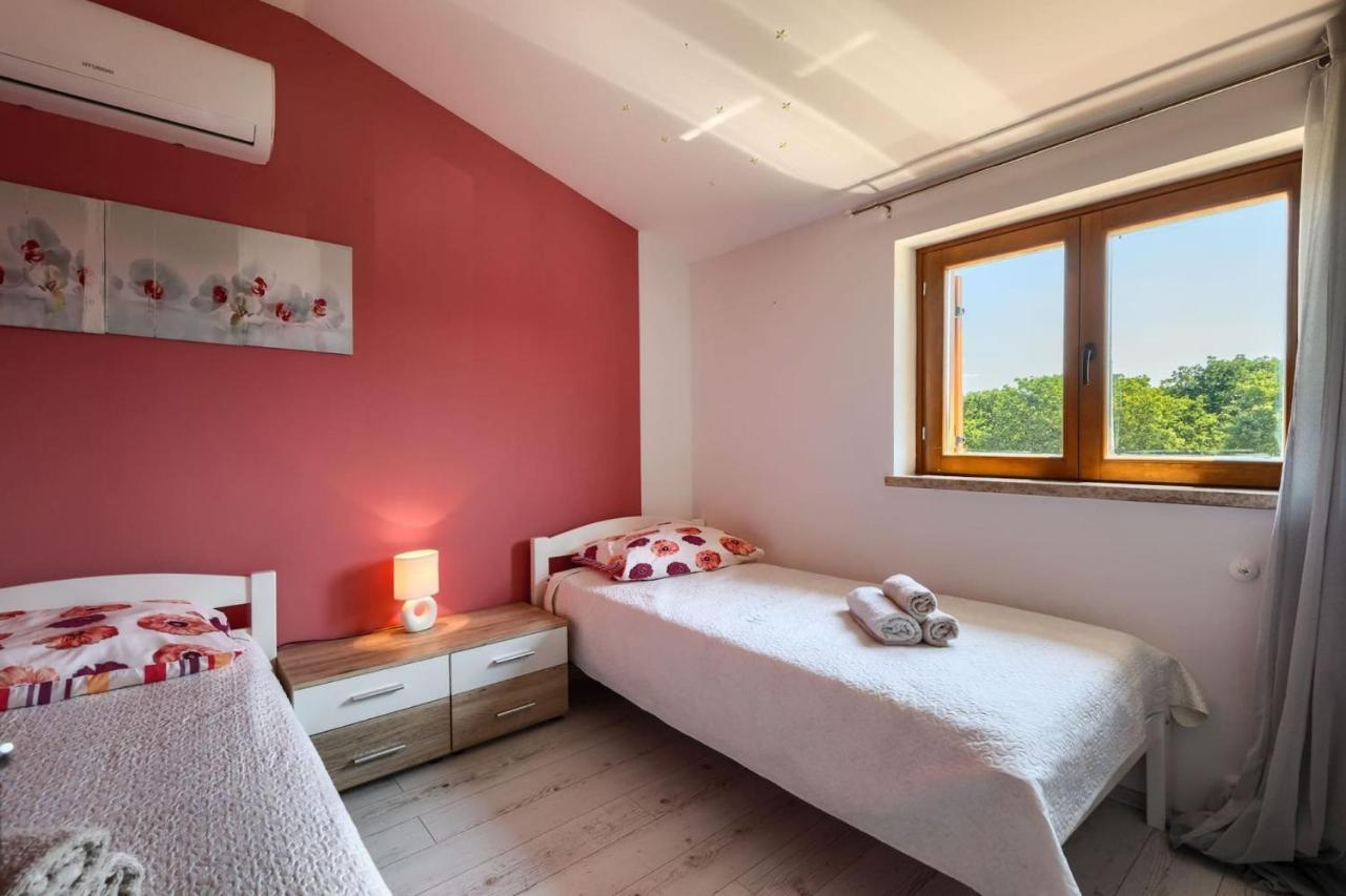 Activity Villa Gita With Pool And Grill In Tinjan Екстериор снимка